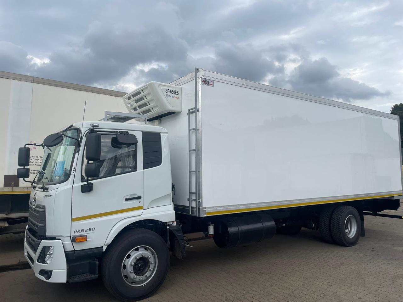 SINOCLIMA SF-700ES transport refrigeration unit, dual voltage standby, for 18-20ft trucks in Southeast Asia